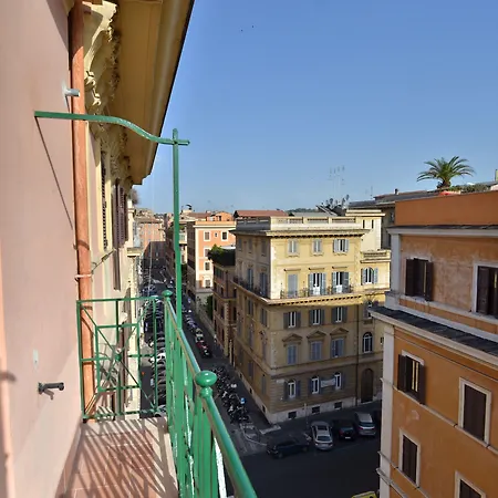 ベッド・アンド・ブレックファスト At Your Place ローマ